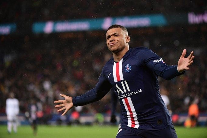 Mbappe bắt đầu thi đấu chuyên nghiệp tại CLB Monaco vào năm 2015